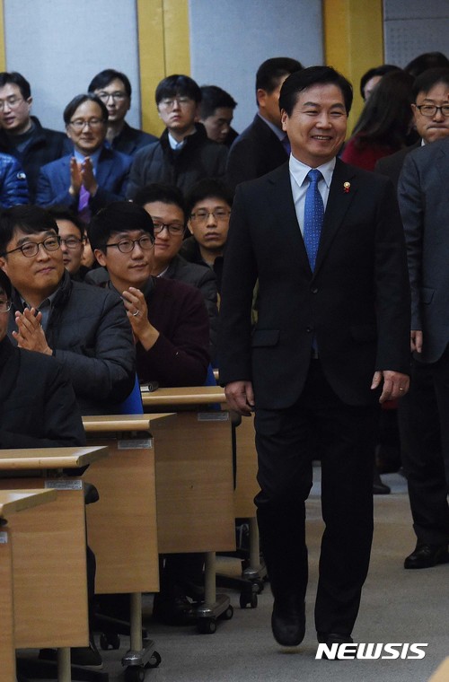 【대전=뉴시스】함형서 기자 = 홍종학 중소벤처기업부 장관이 21일 오후 대전정부청사 대강당에서 열린 취임식에서 직원들의 박수를 받으며 자리로 이동하고 있다. 2017.11.21.foodwork23@newsis.co