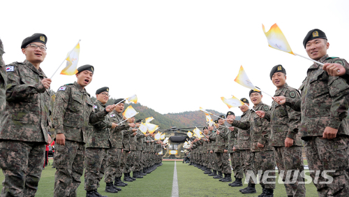 【진도=뉴시스】= '모두를 빛나게 하는 불꽃' 2018 평창동계올림픽 성화가 신안지역 1004개섬으로 봉송되기 앞서 21일 오전 전남 진도군 진도공설운동장 수리온 헬기 앞에서 군인들이 환영식을 하고 있다. 2017.11.21. (사진=2108평창동계올림픽 조직위원회 제공) photo@newsis.com