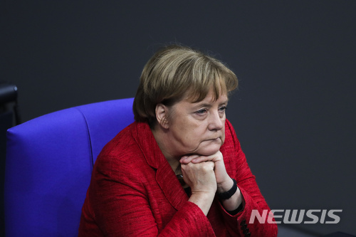 【베를린=AP/뉴시스】앙겔라 메르켈 독일 총리가 21일(현지시간) 의회 회의 도중 생각에 잠겨 있다. 2017.11.22.