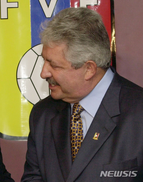 【카라카스 ( 베네수엘라) = AP/뉴시스】 = 국제축구연맹(,FIFA)가 미국 법정에서 유죄판결을 받은 3명의 전 축구협회장들에게 21일(현지시간) 평생 축구관련 활동 금지령을 내렸다. 그 중 한명인 라파엘 에스키벨 베네수엘라 전 축구협회장.