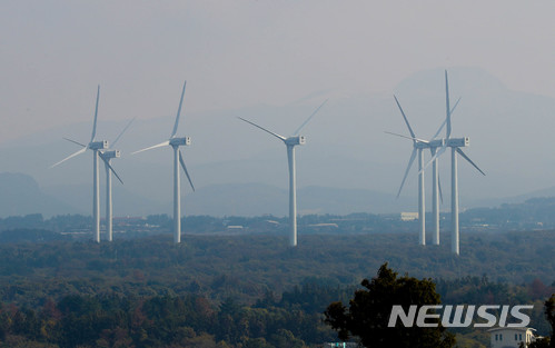 【제주=뉴시스】 사진은 제주시 한림읍 금악리에 설비돼 있는 풍력발전시설 모습. (사진=뉴시스DB) woo1223@newsis.com