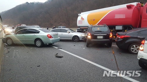 【춘천=뉴시스】고성호 기자 = 22일 오전 8시17분께 서울-양양고속도로 서울방면 가평휴게소와 설악 IC 인근서 유조차와 마티즈 등 차량 10여대가 추돌하는 사고가 발생했다.2017.11.22(사진=독자 제공) photo@newsis.com