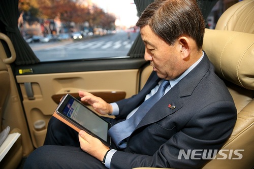 【김해=뉴시스】김상우 기자 = 경남 김해시가 전자 메모보고와 이동 중 태블릿PC 결재 등 스마트 시스템을 일상화한다고 22일 밝혔다.사진은 허성곤 김해시장이 이동 중 전자결재. 2017.11.22 (사진=김해시 제공)&nbsp; photo@newsis.com