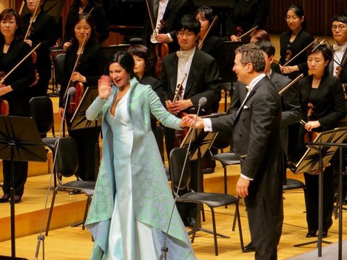 【서울=뉴시스】 지난 18일 롯데콘서트홀에서 열린 '파바로티 서거 10주년 콘서트 월드투어'에서 공연한 안젤라 게오르규. 입고 있는 하늘빛 드레스는 한국 디자이너 정윤민 씨의 작품. 2017.11.22. (사진 = 라스예술기획 제공) photo@newsis.com