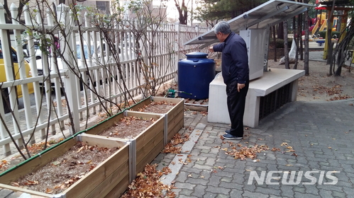  【서울=뉴시스】박대로 기자 = 22일 오후 서울 동대문구 홍릉동부센트레빌아파트 민한식 관리사무소장이 태양광 텃밭 작동원리를 설명하고 있다. photo@newsis.com