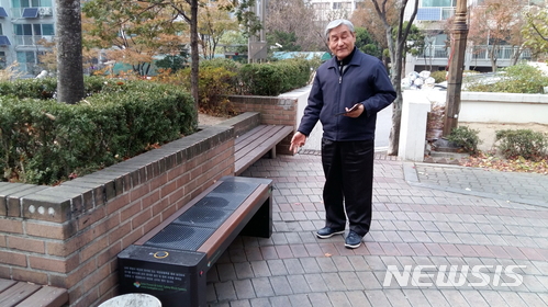  【서울=뉴시스】박대로 기자 = 22일 오후 서울 동대문구 홍릉동부센트레빌아파트 민한식 관리사무소장이 단지 안에 설치된 태양광 벤치를 소개하고 있다. photo@newsis.com