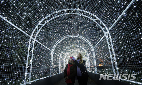 【런던 = AP/뉴시스】 = 21일(현지시간) 런던의 큐 왕립 식물원 보행자 터넗에 점화된 크리스마스 장식 조명등. 영국은 브렉시트 이후 파운드화 약세로 인해 제조업게 주문량이 크게 늘었으며 특히 해외 수출량도 증가해 29년만에 최고를 기록했다는 영국산업연맹(CBI )보고서가 나왔다.