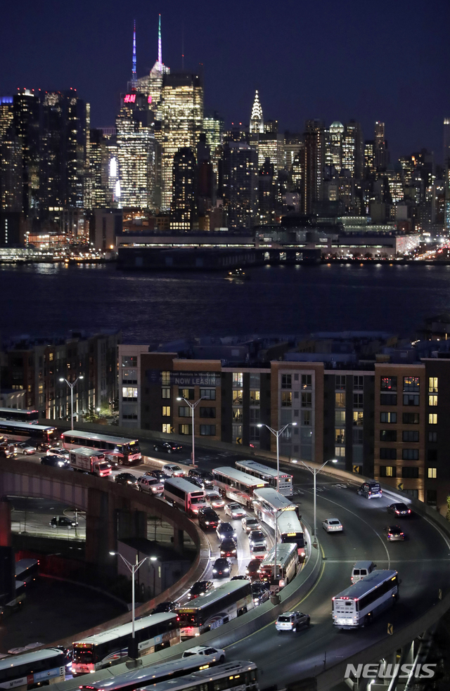 【뉴욕=AP/뉴시스】 올해 미국 추수감사절 연휴(22일~25일)에는 5400만명을 넘는 미국인들이 집을 떠나 50마일(약 80km) 이상 여행을 할 계획이라고 미국 자동차협회(AAA)가 20일(현지시간) 전망했다. 이는 지난해보다 250만명 이상 늘어난 인원이자 지난 2005년 이후 가장 많은 수치이다. 2018.11.20