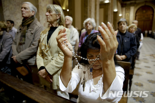 【부에노스아이레스(아르헨티나)=AP/뉴시스】아르헨티나 수도 부에노스아이레스의 한 성당에서 사람들이 승무원 44명을 태운 채 6일째 실종 중인 잠수함 ARA 산후안호 승무원들의 안전을 기원하는 기도를 드리고 있다. 잠수함에는 하루 분의 산소만 남은 것으로 알려져 수색 작업은 점점 시간과의 싸움이 되고 있다. 2017.11.22