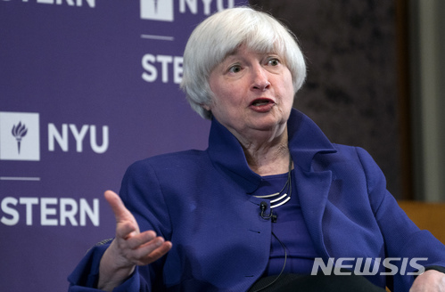 【뉴욕=AP/뉴시스】월스트리트저널(WSJ)은 11일(현지시간) 자체적으로 실시한 이코노미스트 대상 월간 설문에서 응답자의 93%는 올해 미국의 첫 금리 인상이 3월에 이뤄질 것으로 답했다고 보도했다. 응답자의 65.2%는 올해 두 번째 금리 인상 시점은 오는 6월이 될 것으로 전망했다. 재닛 옐런 미 연방준비제도(FED, 연준) 의장이 지난해 11월 21일 뉴욕대학 스턴경영대 토론회에 참석해 발언하고 있다. 2018.011.12.