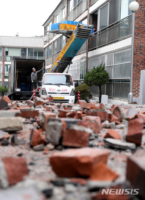 【포항=뉴시스】추상철 기자 = 지진 피해를 입은 이재민의 LH 임대아파트 이주가 시작된 22일 오전 경북 포항시 북구 대동빌라에서 이사업체 관계자가 이삿짐을 옮기고 있다. 2017.11.22.&nbsp; scchoo@newsis.com