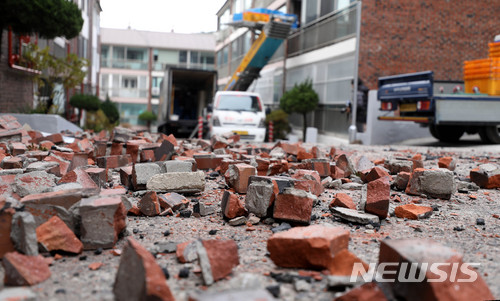 [포항=뉴시스] 지진 피해를 입은 이재민의 한국토지주택공사(LH) 임대아파트 이주가 시작된 2017년 11월22일 오전 경북 포항시 북구 대동빌라에서 이사업체 관계자가 이삿짐을 옮기고 있다. (사진=뉴시스 DB). photo@newsis.com 