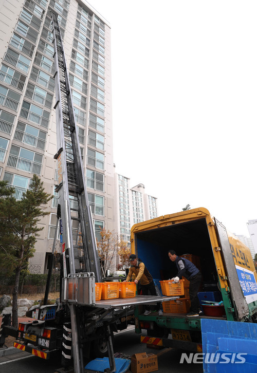 【포항=뉴시스】추상철 기자 = 지진 피해를 입은 이재민의 LH 임대아파트 이주가 시작된 22일 오전 경북 포항시 북구 장량 휴먼시아 1단지 아파트에서 이사업체 관계자가 사다리차를 이용해 이삿짐을 옮기고 있다. 2017.11.22. scchoo@newsis.com