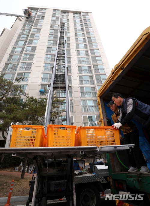 【포항=뉴시스】추상철 기자 = 지진 피해를 입은 이재민의 LH 임대아파트 이주가 시작된 22일 오전 경북 포항시 북구 장량 휴먼시아 1단지 아파트에서 이사업체 관계자가 사다리차를 이용해 이삿짐을 옮기고 있다. 2017.11.22.&nbsp; scchoo@newsis.com