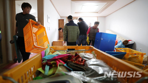 【포항=뉴시스】추상철 기자 = 지진 피해를 입은 이재민의 LH 임대아파트 이주가 시작된 22일 오전 경북 포항시 북구 장량 휴먼시아 1단지 아파트에서 이사업체 관계자가 이삿짐을 정리하고 있다. 2017.11.22. scchoo@newsis.com