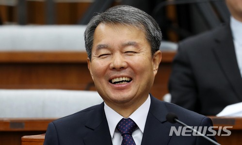 【서울=뉴시스】홍효식 기자 = 이진성 헌법재판소장 후보자가 22일 오전 서울 여의도 국회에서 열린 인사청문회에서 의원들의 질의를 들으며 활짝 웃고 있다. 2017.11.22. yesphoto@newsis.com