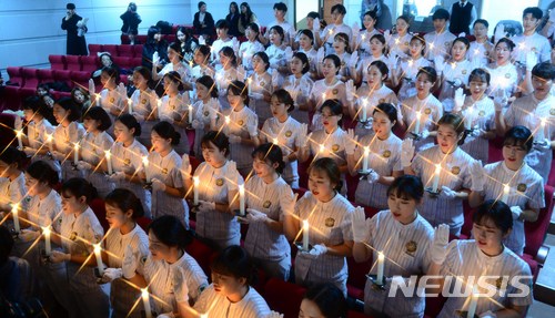 【부산=뉴시스】 하경민 기자 = 22일 부산 남구 동명대 중앙도서관 대회의실에서 열린 '제5회 간호학과 나이팅게일 선서식'에 참가한 간호학과 4학년 학생 81명이 촛불을 들고 인류애와 생명존중 등 간호정신 실천을 다짐하고 있다. 2017.11.22. yulnetphot@newsis.com (위 사진은 기사 내용과 관련이 없습니다.)