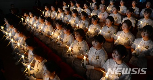 【부산=뉴시스】 하경민 기자 = 22일 부산 남구 동명대 중앙도서관 대회의실에서 열린 '제5회 간호학과 나이팅게일 선서식'에 참가한 간호학과 4학년 학생 81명이 촛불 의식을 하고 있다. 2017.11.22. yulnetphoto@newsis.com