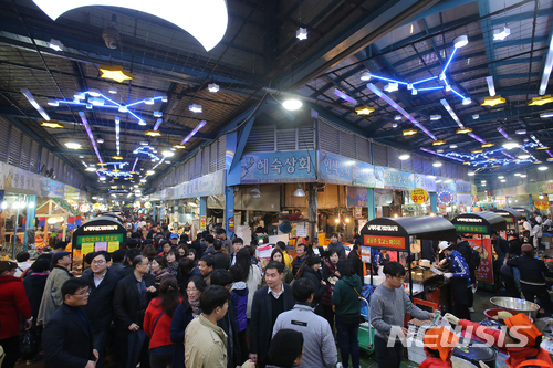 【광주=뉴시스】배동민 기자 = 광주 동구는 오는 25일 오후 6시부터 남광주밤기차야시장에서 개장 1주년 기념행사를 진행한다고 22일 밝혔다. 2017.11.22. (사진=광주 동구 제공) photo@newsis.com