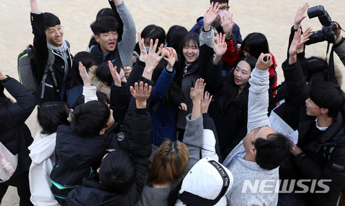 【포항=뉴시스】추상철 기자 = 2018학년도 대학수학능력시험 예비소집일인 22일 오후 경북 포항시 이동고등학교에서 수험생들이 손을 모아 수능 고득점을 염원하고 있다. 2017.11.22. scchoo@newsis.com