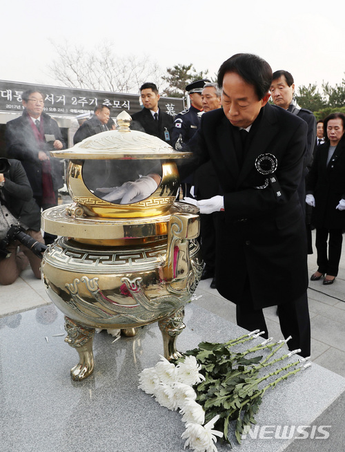 【서울=뉴시스】김진아 기자 = 22일 오후 서울 동작동 국립서울현충원에서 열린 고 김영삼 전 대통령 서거 2주기 추도식에서 김 전 대통령 차남인 김현철 국민대 특임교수를 비롯한 유가족들이 묘소를 참배하고 있다. 2017.11.22. bluesoda@newsis.com