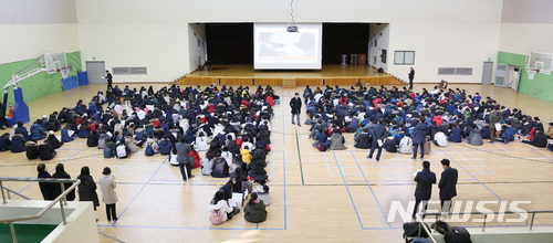 【포항=뉴시스】우종록 기자 = 2018학년도 대학 수능시험 예비소집일인 22일 오후 경북 포항시 남구 포항제철고등학교 체육관에서 수험생들이 수험표 유의사항 유인물을 살펴보고 있다. 지난 15일 포항 북구 지진의 여파로 수능이 일주일 연기돼 23일에 치러진다.  2017.11.22. wjr@newsis.com