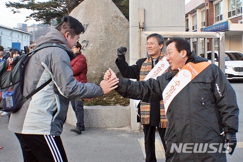 【춘천=뉴시스】고성호 기자 = 23일 2018학년도 대학수학능력시험이 치러지는 강원 춘천기계공업고등학교(제49지구 제2시험장) 입구에서 민병희 강원도교육감이 수험생들을 응원하고 있다.2017.11.23. godex8802@newsis.com 