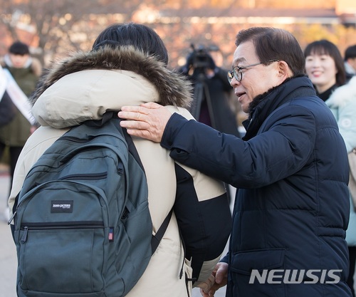 【구미=뉴시스】박홍식 기자 = 남유진 경북 구미시장이 23일 오전 '2018학년도 대학수학능력시험'이 치러지는 경북도교육청 83지구 제4시험장인 경북외국어고등학교에서 시험장으로 들어가는 수험생을 격려하고 있다. 2017.11.23 phs6431@newsis.com