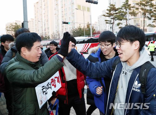 【용인=뉴시스】 이승호 기자 = 23일 오전 용인 서천고등학교 앞에서 정찬민 용인시장이 수능 수험생들과 하이파이브하며 응원하고 있다.2017.11.23.(사진 = 용인시청 제공) photo@newsis.com