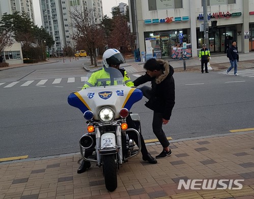 【용인=뉴시스】 이승호 기자 = 지난해 11월23일 오전 경기 용인시 서천고교 수능 시험장에 한 남학생이 경찰 오토바이에서 황급히 내리고 있다. 이 수험생은 지각이라고 112에 신고해 경찰 오토바이를 타게 됐다.2017.11.23. jayoo2000@newsis.com