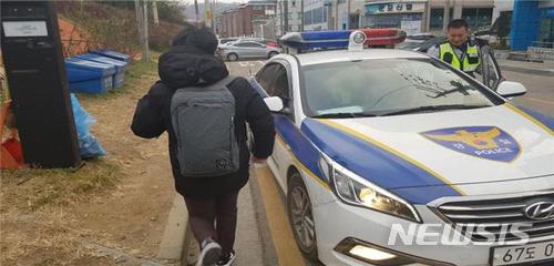 【수원=뉴시스】김도란 기자 = 2018학년도 대학수학능력시험이 치러진 23일 오전 경기 군포의 한 도로에서 시험장을 착각해 잘못 찾은 학생을 경찰관들이 차에 태우고 있다. 이 학생은 경찰의 도움으로 무사히 시험장인 수리고등학교에 도착할 수 있었다. 2017.11.23 (사진=경기남부지방경찰청 제공) photo@newsis.com