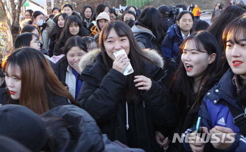 【춘천=뉴시스】한윤식 기자 = 2018학년도 대학수학능력시험일인 23일 오후 강원 춘천시 춘천여자고등학교에서 시험을 마친 수험생들이 시험장을 나서고 있다. 2017.11.23.  ysh@newsis.com 