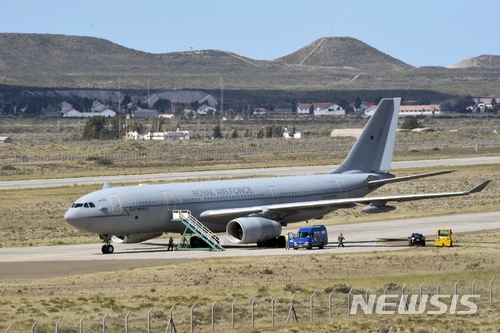 【코모도로 리바다비아 =AP/뉴시스】실종된 아르헨티나 잠수함 수색에 필요한 장비 3t 분량을 싣고 온 영국 공군 소속 수송기가 22일(현지시간) 아르헨티나 코모도로 리바다비아 공항에 세워져 있다. 2017.11.23 