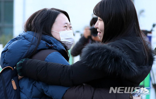 【포항=뉴시스】추상철 기자 = 2018학년도 대학수학능력시험일인 23일 오전 경북 포항시 이동고등학교에서 수험생이 선생님의 격려를 받고 있다. 2017.11.23.   scchoo@newsis.com