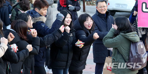 【포항=뉴시스】추상철 기자 = 2018학년도 대학수학능력시험일인 23일 오전 경북 포항시 이동고등학교에서 수험생이 교사와 후배로 부터 응원을 받고 있다. 2017.11.23.   scchoo@newsis.com