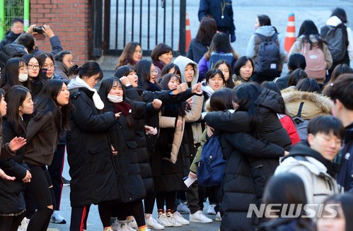 【부산=뉴시스】 하경민 기자 = 2018학년도 대학수학능력시험일인 23일 부산 수영구 덕문여고 앞에서 교사와 후배들이 고사장에 들어가는 고3 수험생을 응원하고 있다.부산에서는 59개 고사장에서 수험생 3만4177명이 수능에 응시한다. 2017.11.23. yulnetphoto@newsis.com