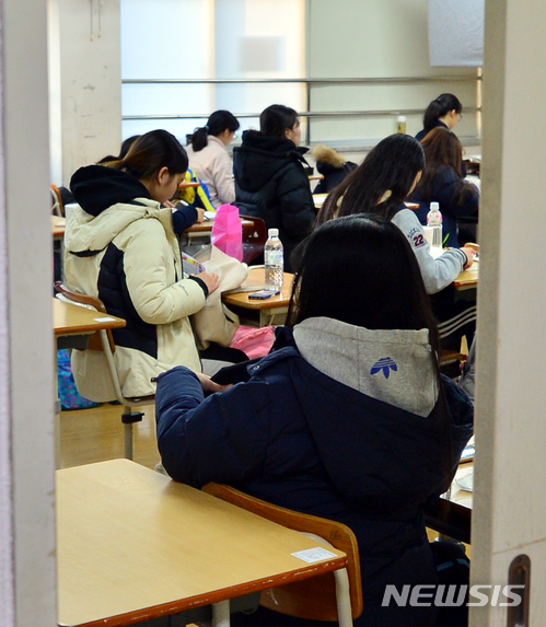 【광주=뉴시스】류형근 기자 = 2018학년도 대학수학능력시험인 23일 오전 광주 서구 화정동 26지구 33시험장(광주여자고등학교)에서 수험생들이 시험을 앞두고 마지막 점검을 하고 있다. 2017.11.23. hgryu77@newsis.com