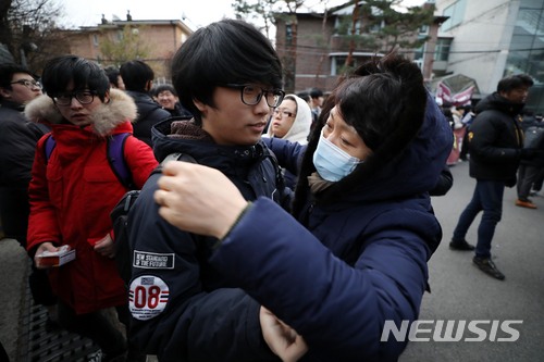 【서울=뉴시스】조성봉 기자 = 2018학년도 대학수학능력시험이 열리는 23일 오전 서울 종로구 경복고등학교 고사장 앞에서 한 어머니가 수험생인 아들을 안아주며 응원하고 있다. 2017.11.23.  suncho21@newsis.com