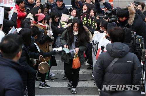 【서울=뉴시스】고승민 기자 = 2018학년도 대학수학능력시험일인 23일 오전 서울 이화외고(제15시험지구 19시험장)에서 수험생이 후배들의 응원을 받으며 고사장으로 향하고 있다. 2017.11.23. kkssmm99@newsis.com