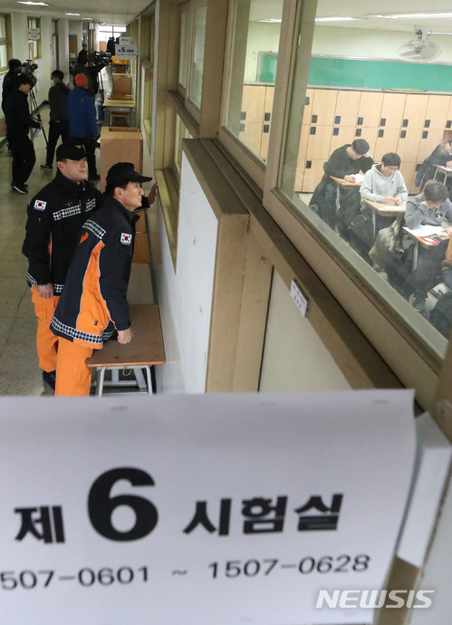 【세종=뉴시스】안전한 수능을 위해 배치된 소방대원들. (사진=뉴시스 DB)