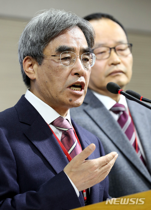 【세종=뉴시스】강종민 기자 = 이준식 수능 출제위원장이 23일 오전 정부세종청사 교육부 브리핑룸에서 2018 대입 수학능력시험 출제 원칙과 경향, 난이도 등을 설명하고 있다. 오른쪽은 민찬홍 검토위원장. 2017.11.23. ppkjm@newsis.com