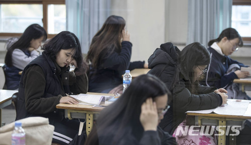 【포항=뉴시스】추상철 기자 = 2018학년도 대학수학능력시험이 실시된 23일 오전 경북 포항시 남구 이동고등학교에서 수험생들이 시험 시작전 마지막 정리를 하고 있다. 2017.11.23.  photo@newsis.com