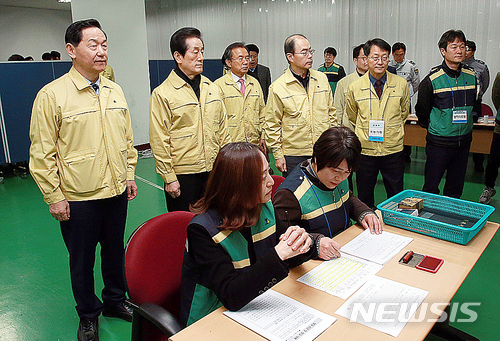 김상곤부총리 "포항 수능 무사히 종료…국민께 감사"