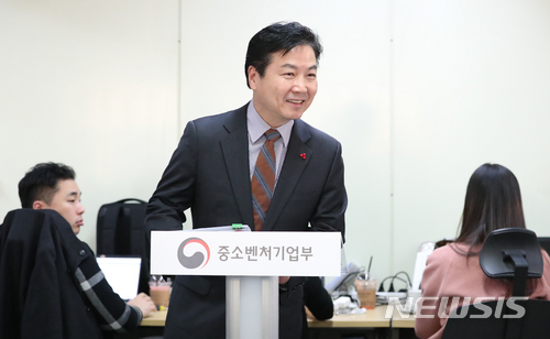 【서울=뉴시스】고승민 기자 = 홍종학 중소벤처기업부 장관이 23일 오후 서울 여의도 중소기업중앙회를 방문, 기자들과의 상견례 자리에서 인사를 하고 있다. 2017.11.23. kkssmm99@newsis.com