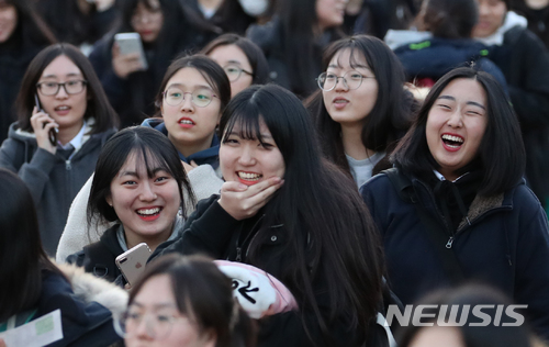 【포항=뉴시스】추상철 기자 = 2018학년도 대학수학능력시험(수능)일인 23일 오후 경북 포항시 이동고등학교에서 시험을 마친 수험생들이 시험장을 나서고 있다. 2017.11.23. scchoo@newsis.com