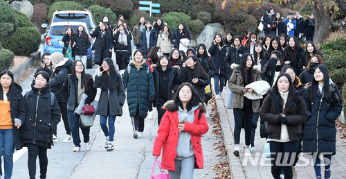 【수원=뉴시스】 이정선 기자 = 23일 오후 경기 수원 영복여자고등학교에서 2018학년도 대학수학능력시험을 치른 수험생들이 다소 가벼운 마음으로 학교를 나서고 있다. 2017.11.23. ppljs@newsis.com