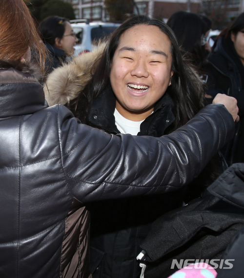 【강릉=뉴시스】김경목 기자 = 2018학년도 대학수학능력시험일인 23일 오후 강원 강릉시 강원도교육청 제51지구 제4시험장인 강릉여자고등학교에서 시험을 보고 나온 수험생이 밝은 표정을 지으며 정문에서 기다리던 선생님과 포옹을 하고 있다. 2017.11.23.&nbsp; photo31@newsis.com