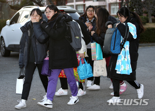 【강릉=뉴시스】김경목 기자 = 2018학년도 대학수학능력시험일인 23일 오후 강원 강릉시 강원도교육청 제51지구 제4시험장인 강릉여자고등학교에서 시험을 보고 나온 수험생들이 귀가하고 있다. 2017.11.23.   photo31@newsis.com