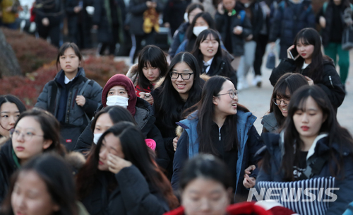 【포항=뉴시스】추상철 기자 = 2018학년도 대학수학능력시험(수능)일인 23일 오후 경북 포항시 이동고등학교에서 시험을 마친 수험생들이 시험장을 나서고 있다. 2017.11.23.  scchoo@newsis.com