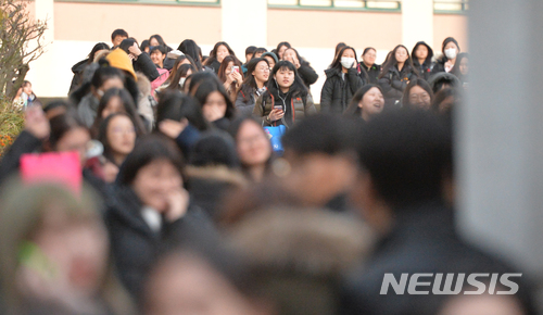 【포항=뉴시스】우종록 기자 = 2018학년도 대학수학능력시험이 종료된 23일 오후 경북 포항시 남구 이동중학교에서 수능시험을 마친 수험생들이 학교를 나오고 있다. 2017.11.23. wjr@newsis.com